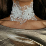 WHITE ROSES CHOKER