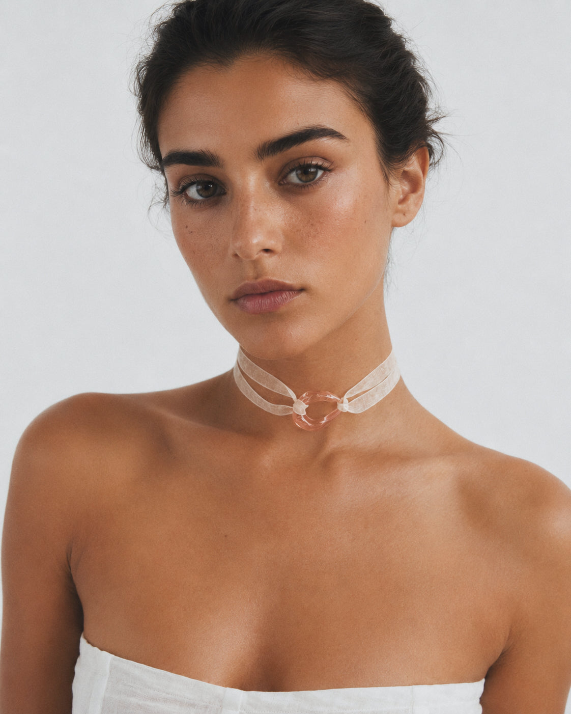 ROSETTA CHOKER con pedrería de fantasía y cierre de organza