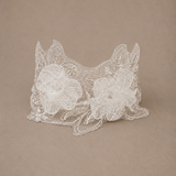 WHITE ROSES CHOKER