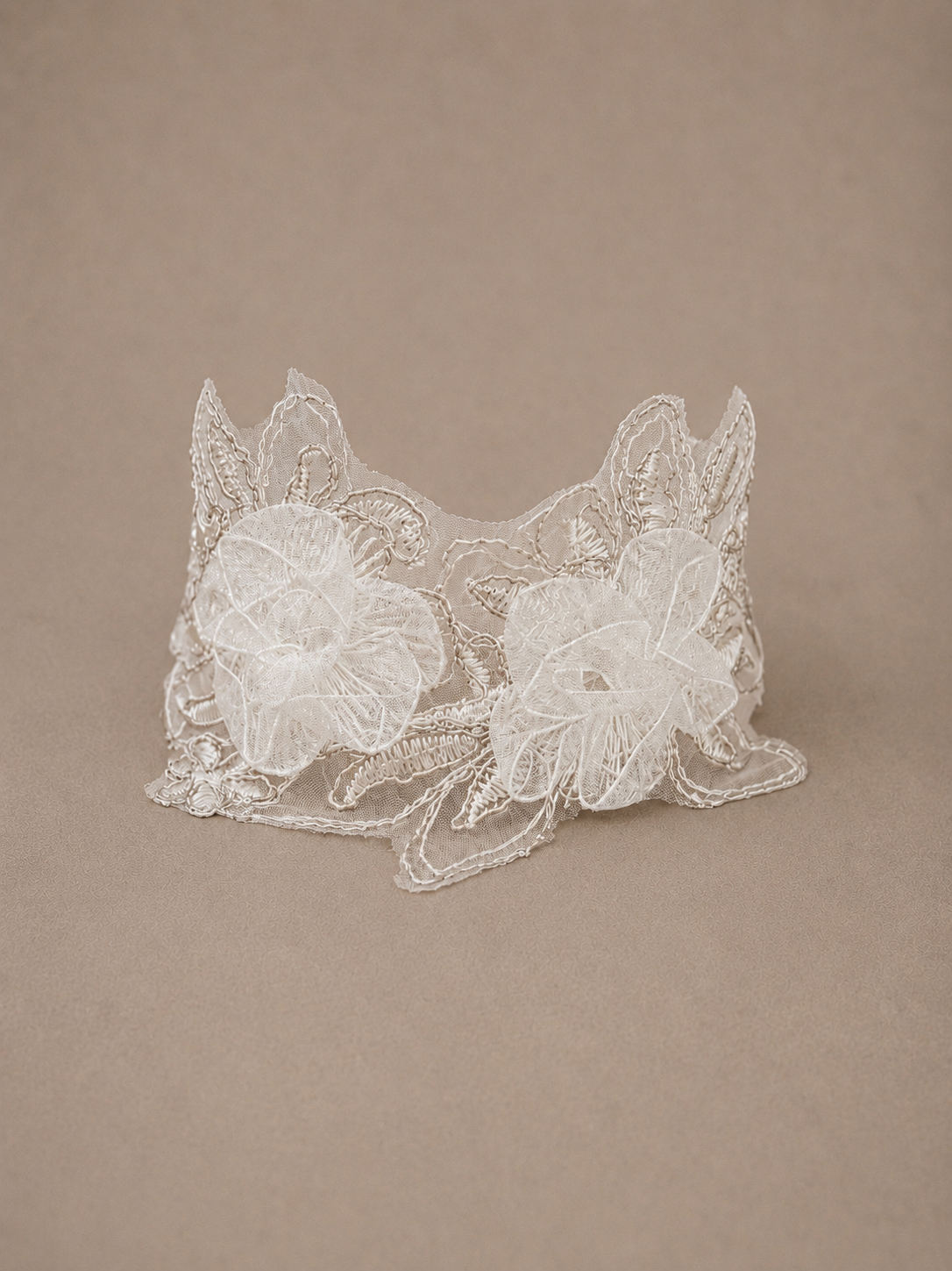 WHITE ROSES CHOKER