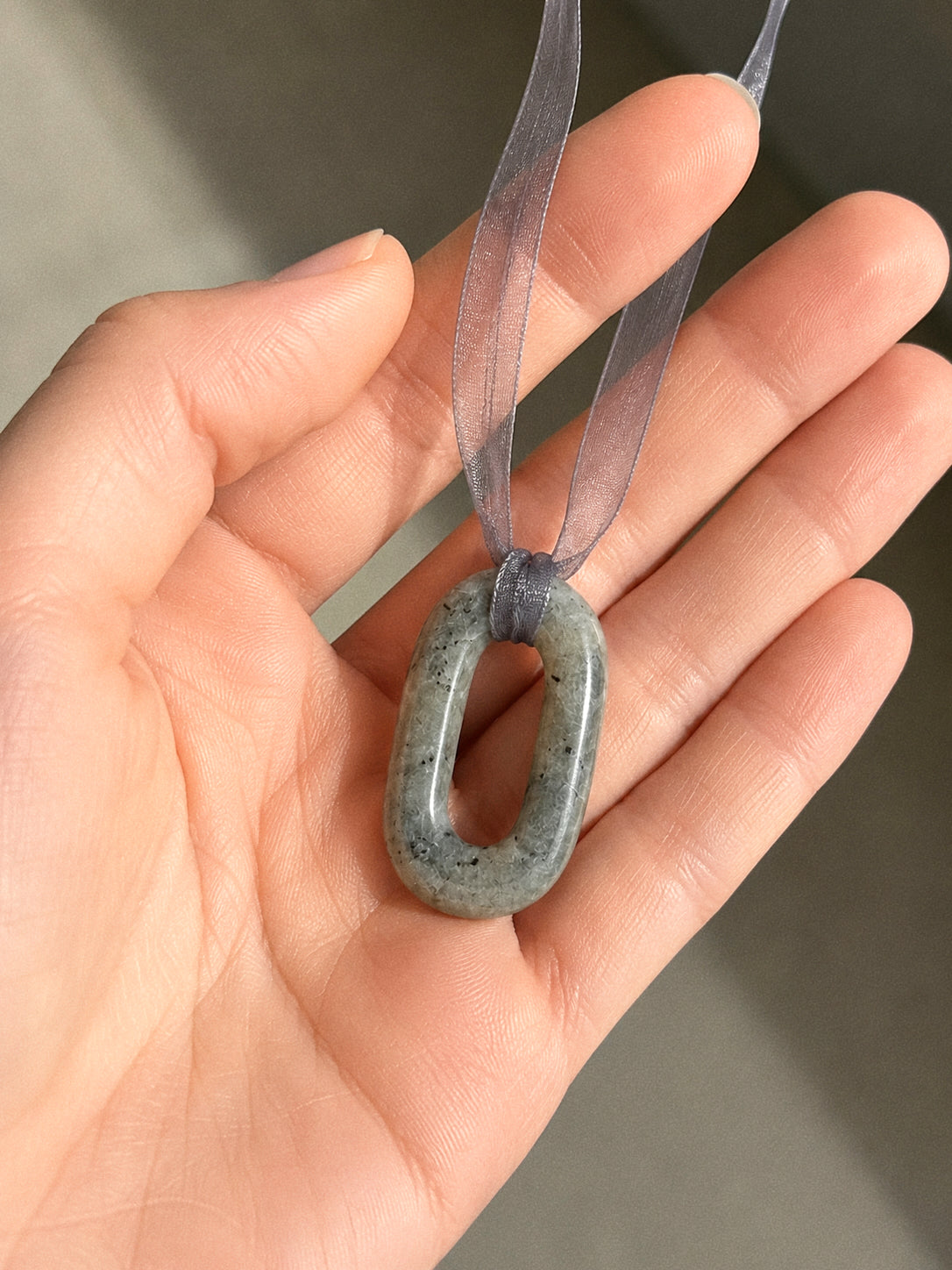 Detalle de AURORA CHOKER con pedrería de fantasía