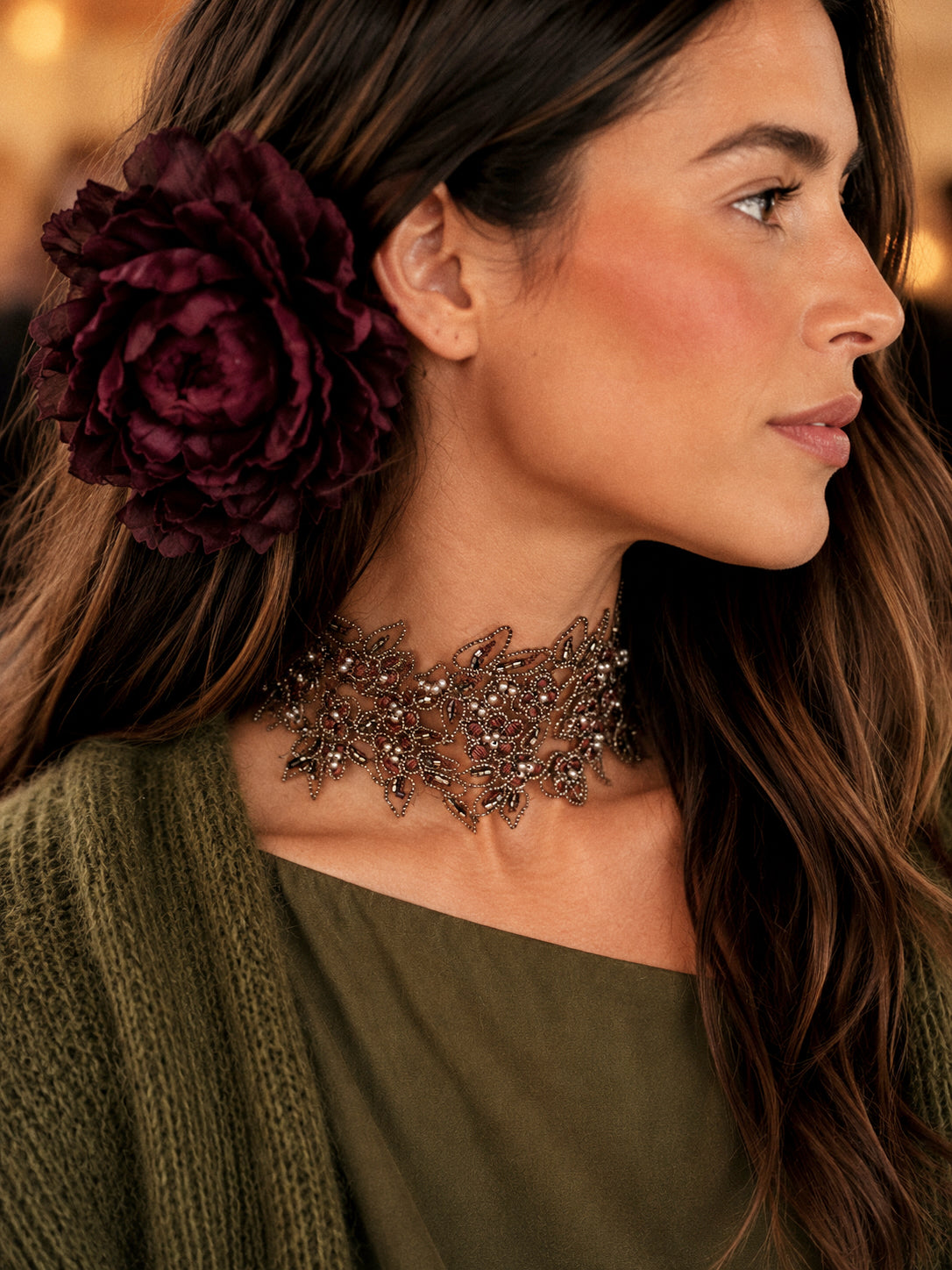 CASTAÑA CHOKER marrón con pedrería de fantasía