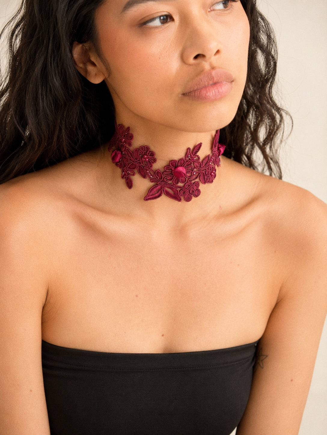 Detalle de ROSITA CHOKER con pedrería de fantasía