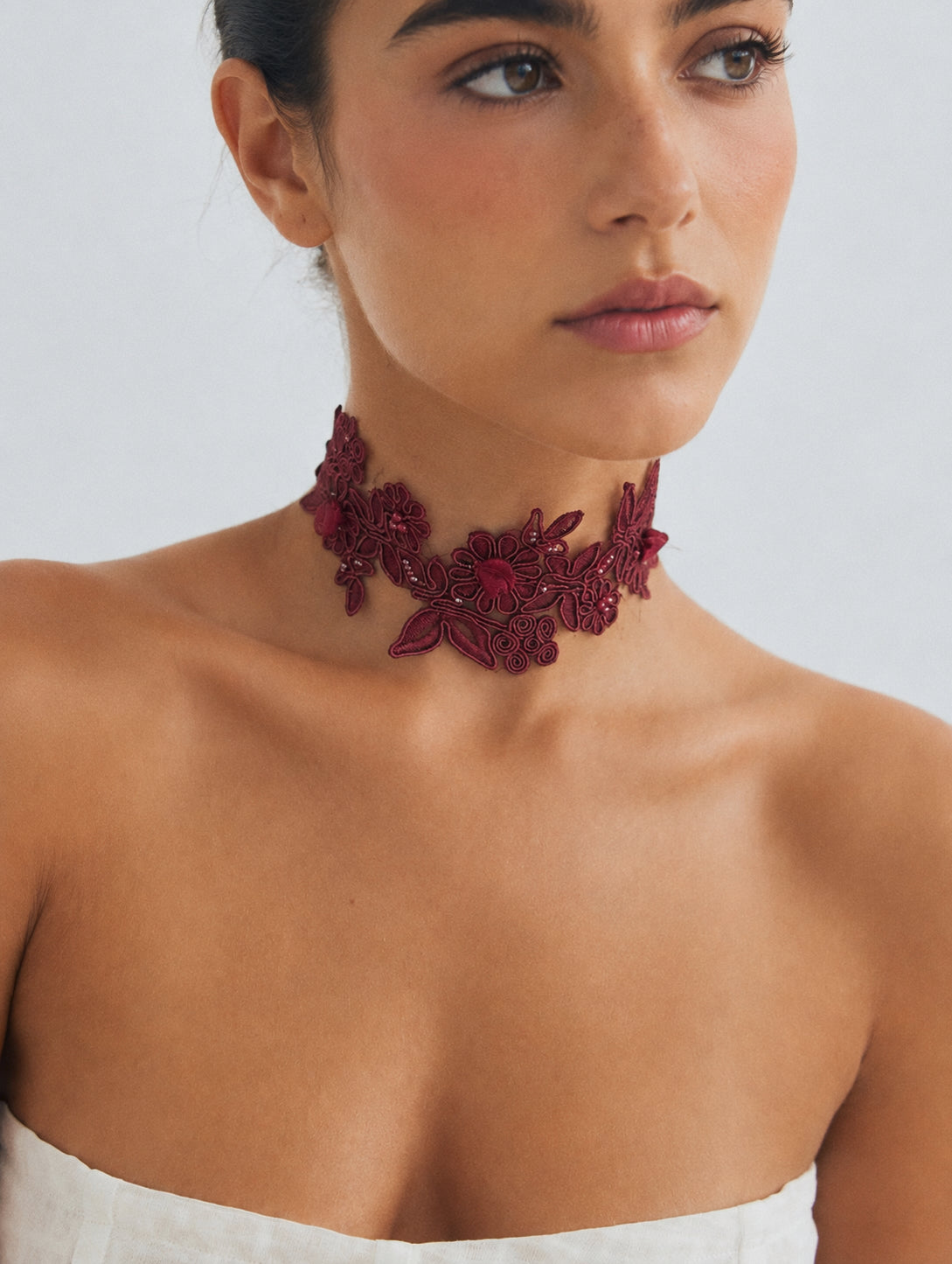ROSITA CHOKER con pedrería de fantasía y cierre de organza