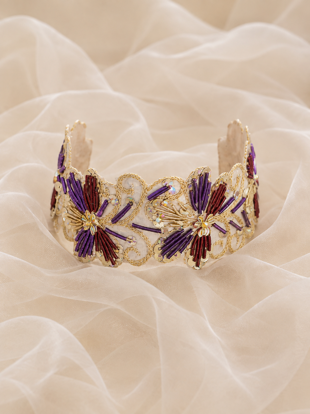 LULA CHOKER dorado de inspiración floral con pedrería de fantasía