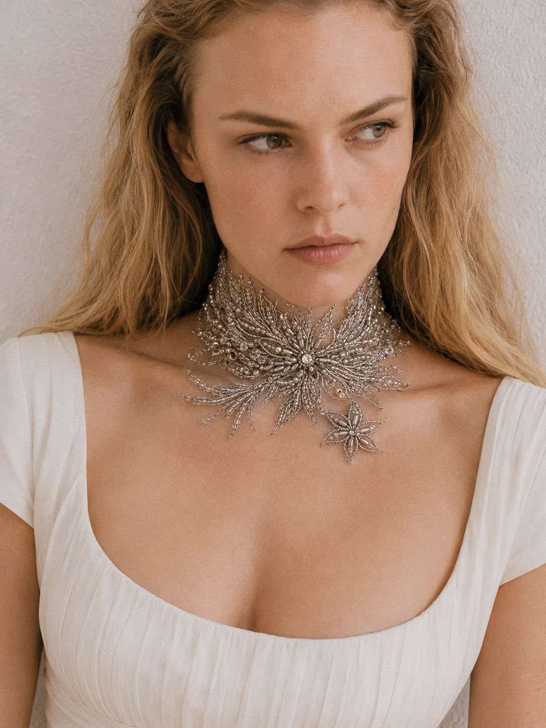 SILVER BIG FLOWER CHOKER plateado de inspiración floral