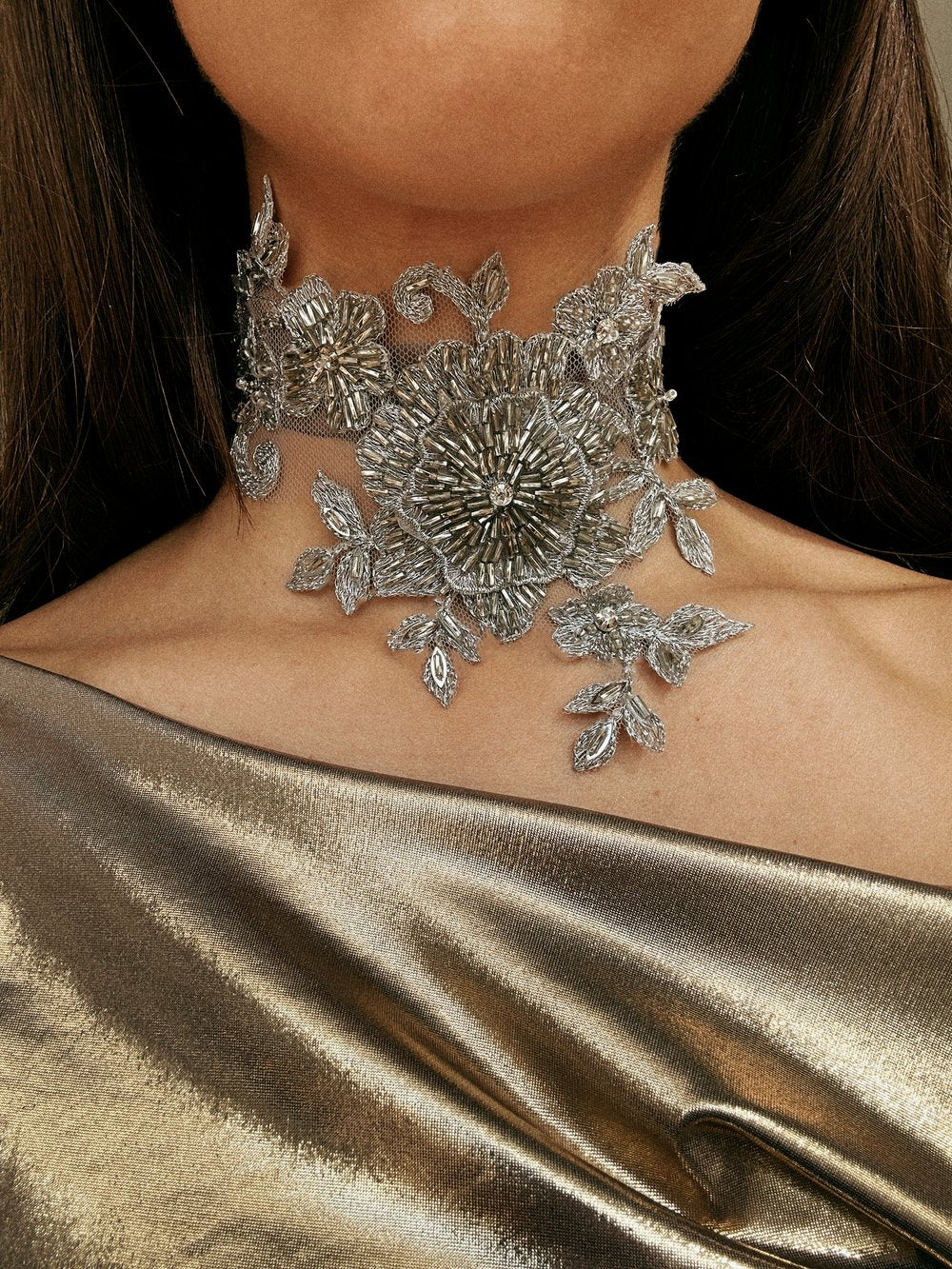 BIG FLOWER SEQUIN SILVER CHOKER