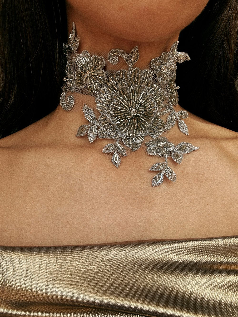 BIG FLOWER SEQUIN SILVER CHOKER
