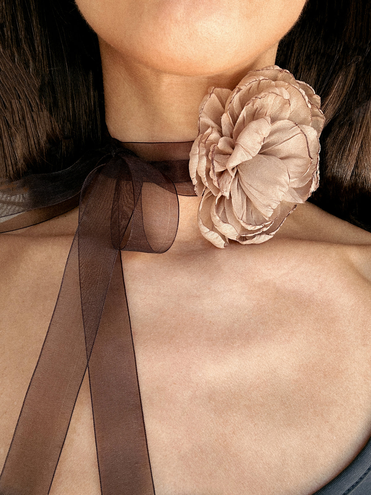 BROWN FLOWER CHOKER