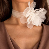 WHITE SINGLE FLOWER CHOKER