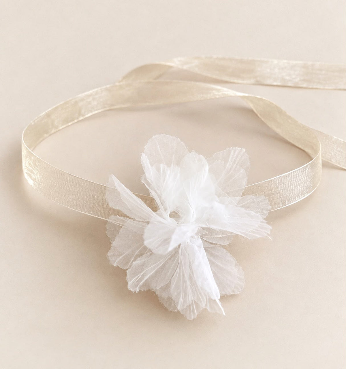 WHITE SINGLE FLOWER CHOKER