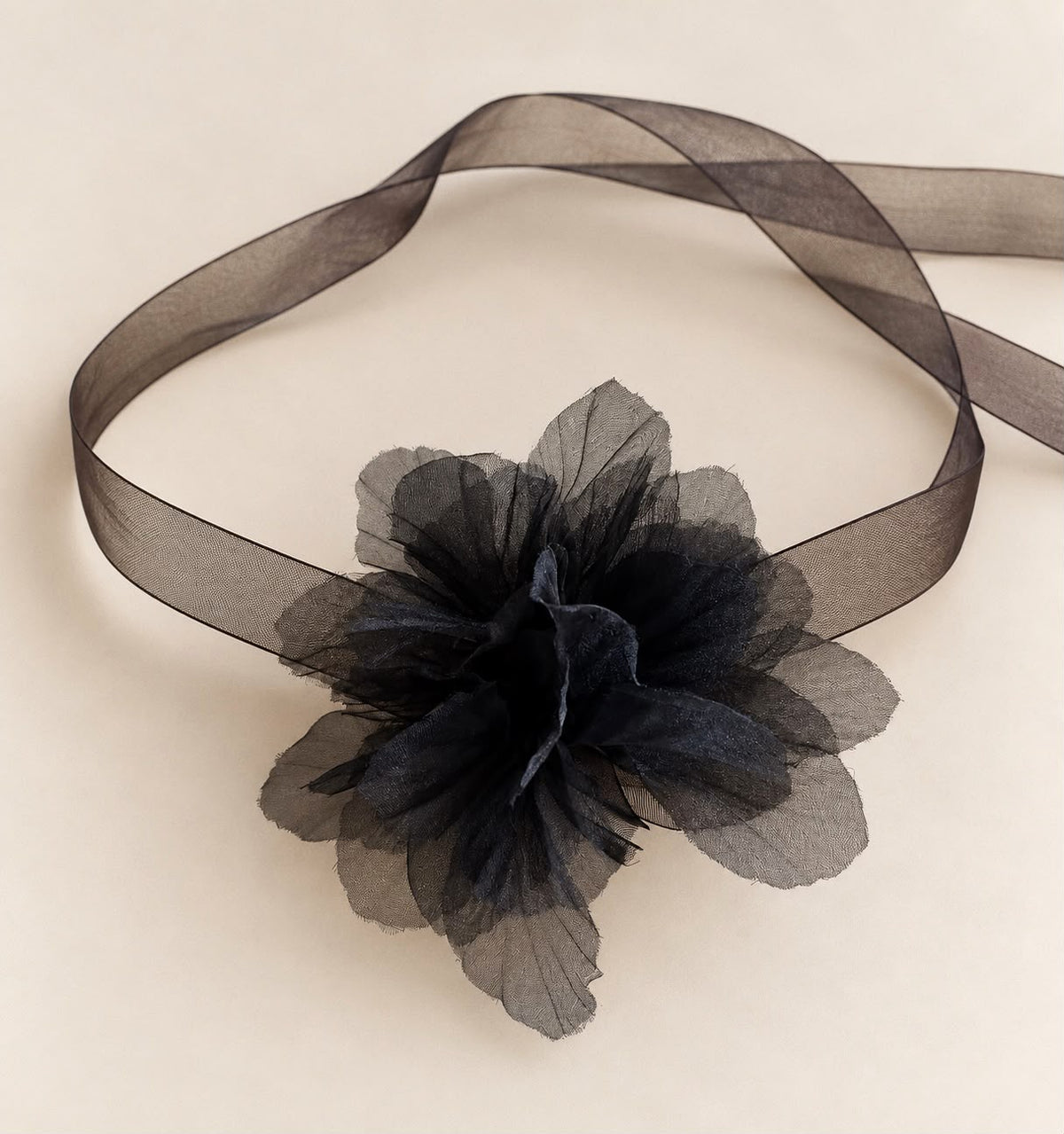 BLACK SINGLE FLOWER CHOKER